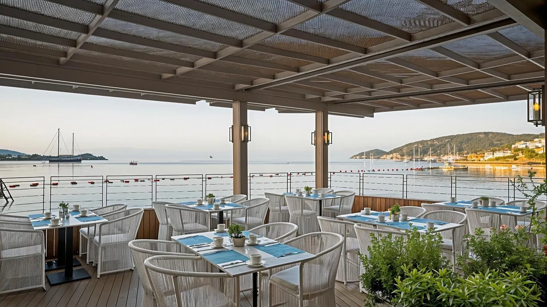 3-Bedroom Beachfront Villa With Hotel Amenities 博德鲁姆