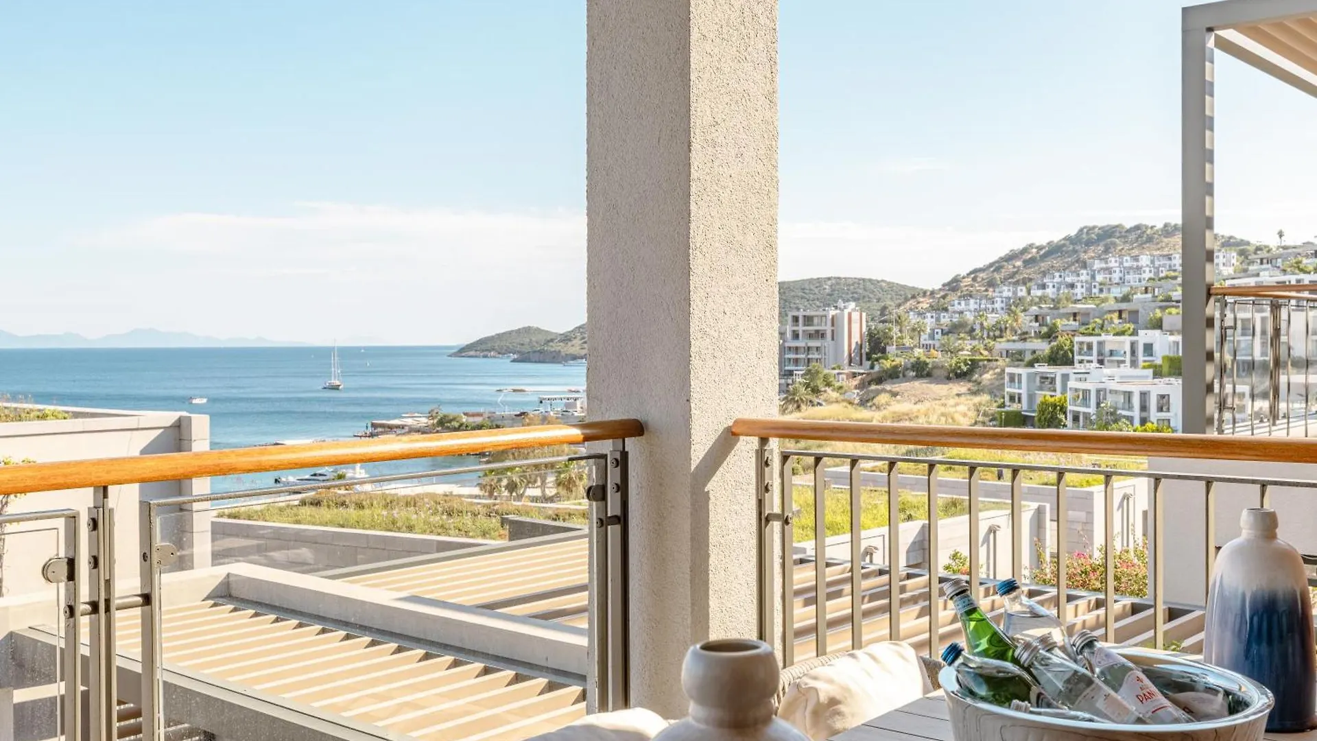 3-Bedroom Beachfront Villa With Hotel Amenities 度假居