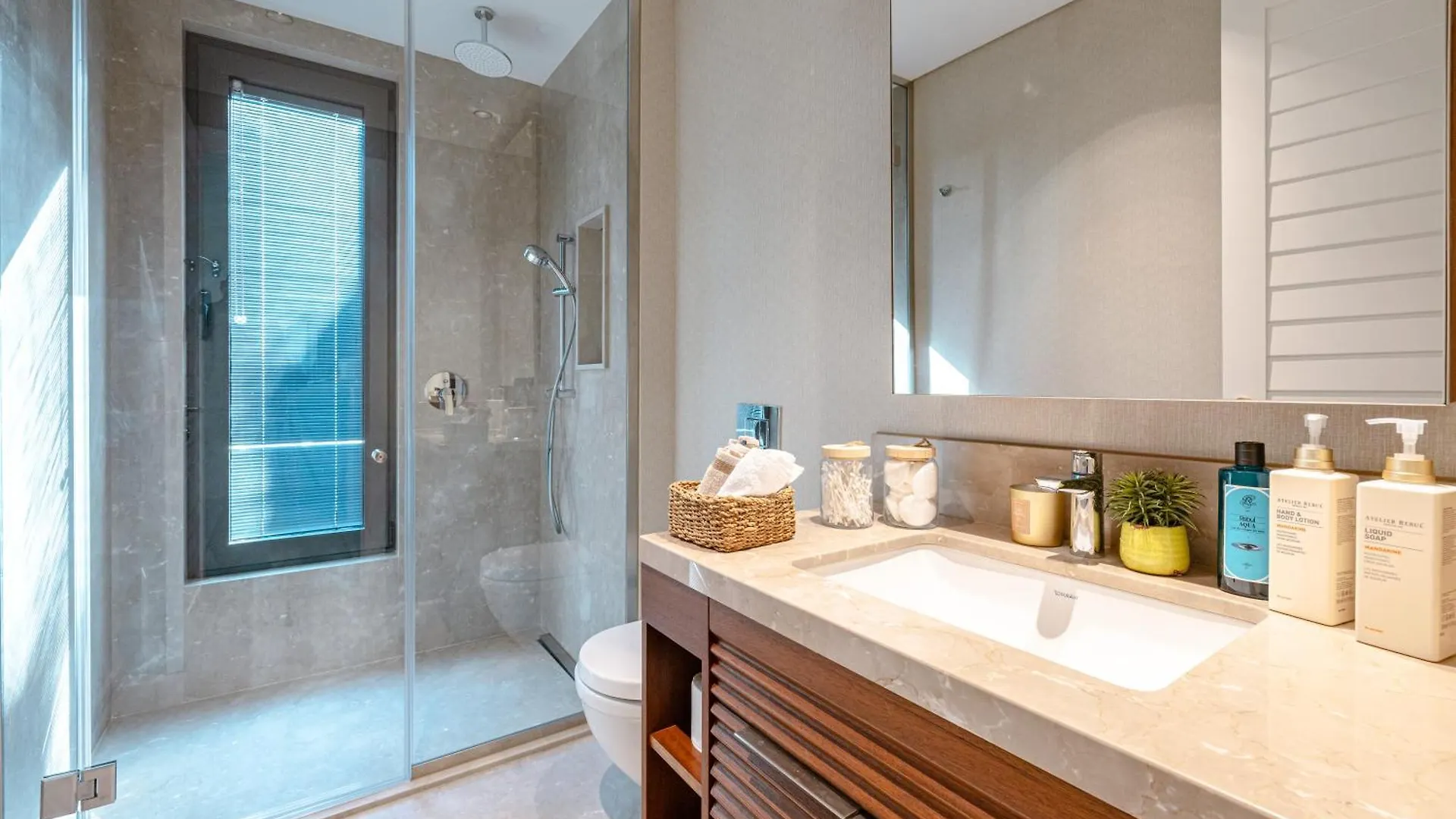 3-Bedroom Beachfront Villa With Hotel Amenities 度假居