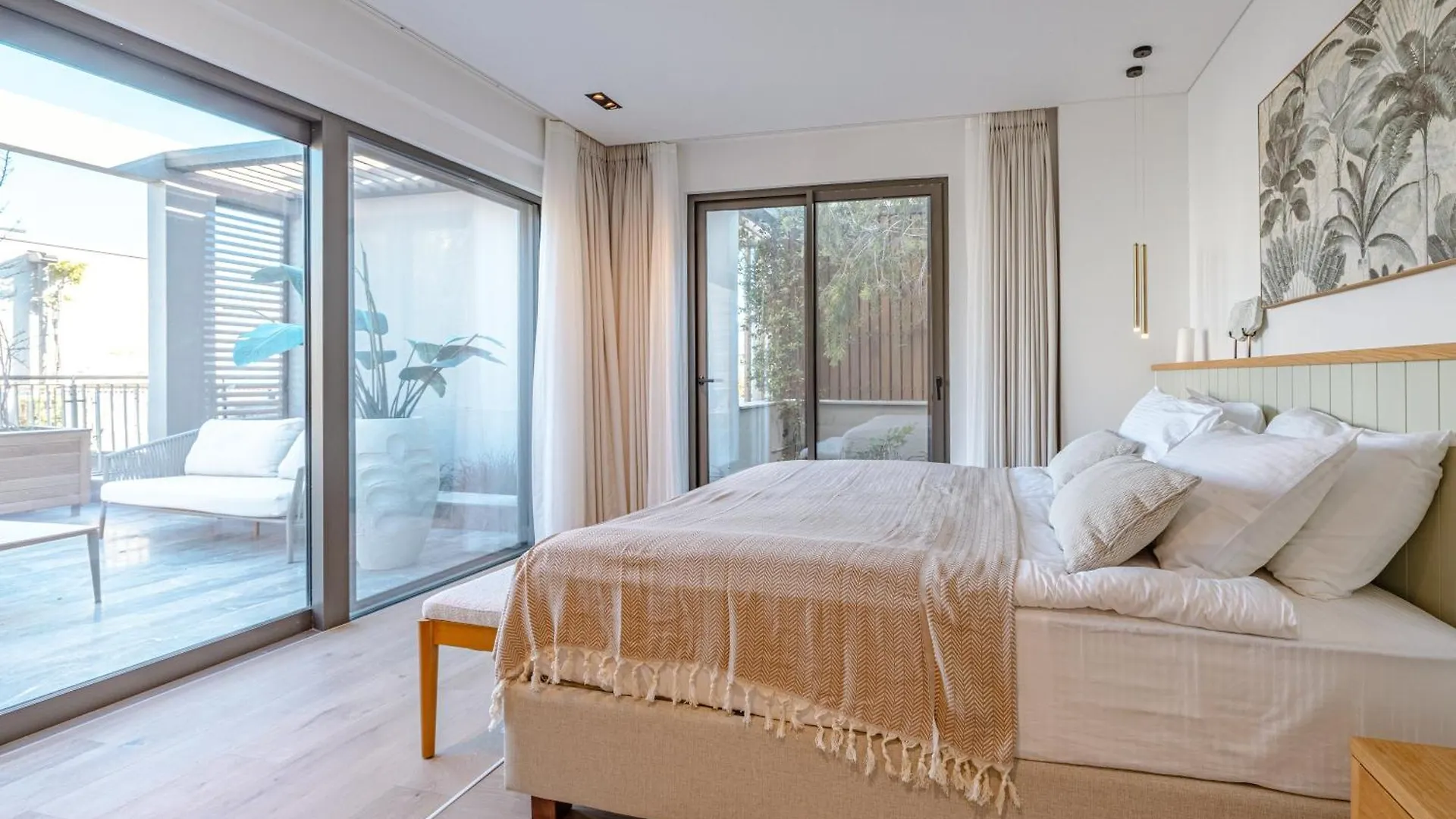 3-Bedroom Beachfront Villa With Hotel Amenities 度假居