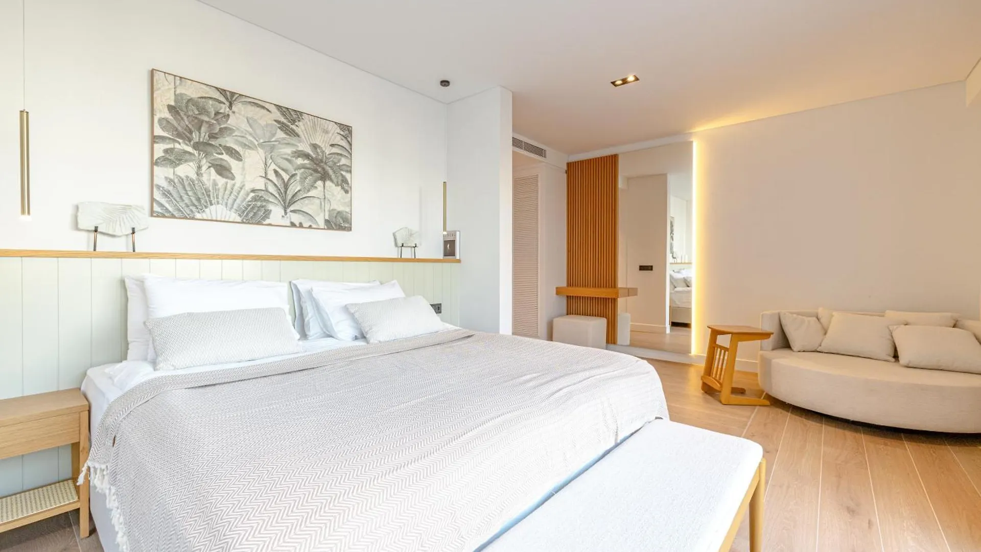 3-Bedroom Beachfront Villa With Hotel Amenities